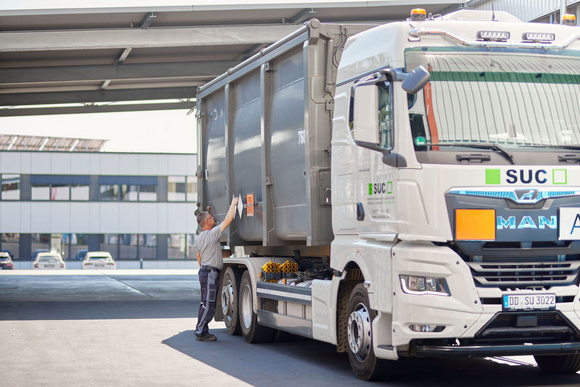 Abrollcontainer Fahrzeug der SUC in Dresden